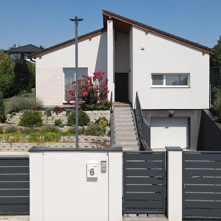 White Column House Apartment Diosd Luaran gambar