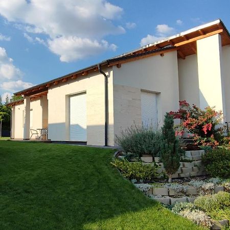 White Column House Apartment Diosd Luaran gambar