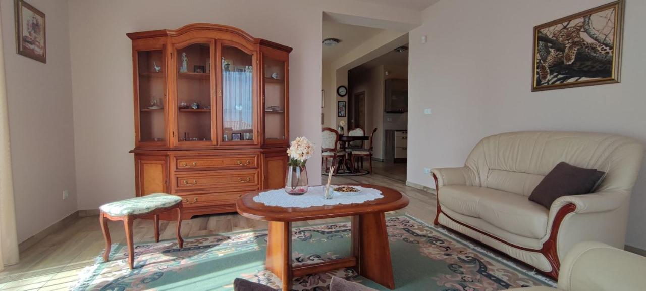 White Column House Apartment Diosd Luaran gambar