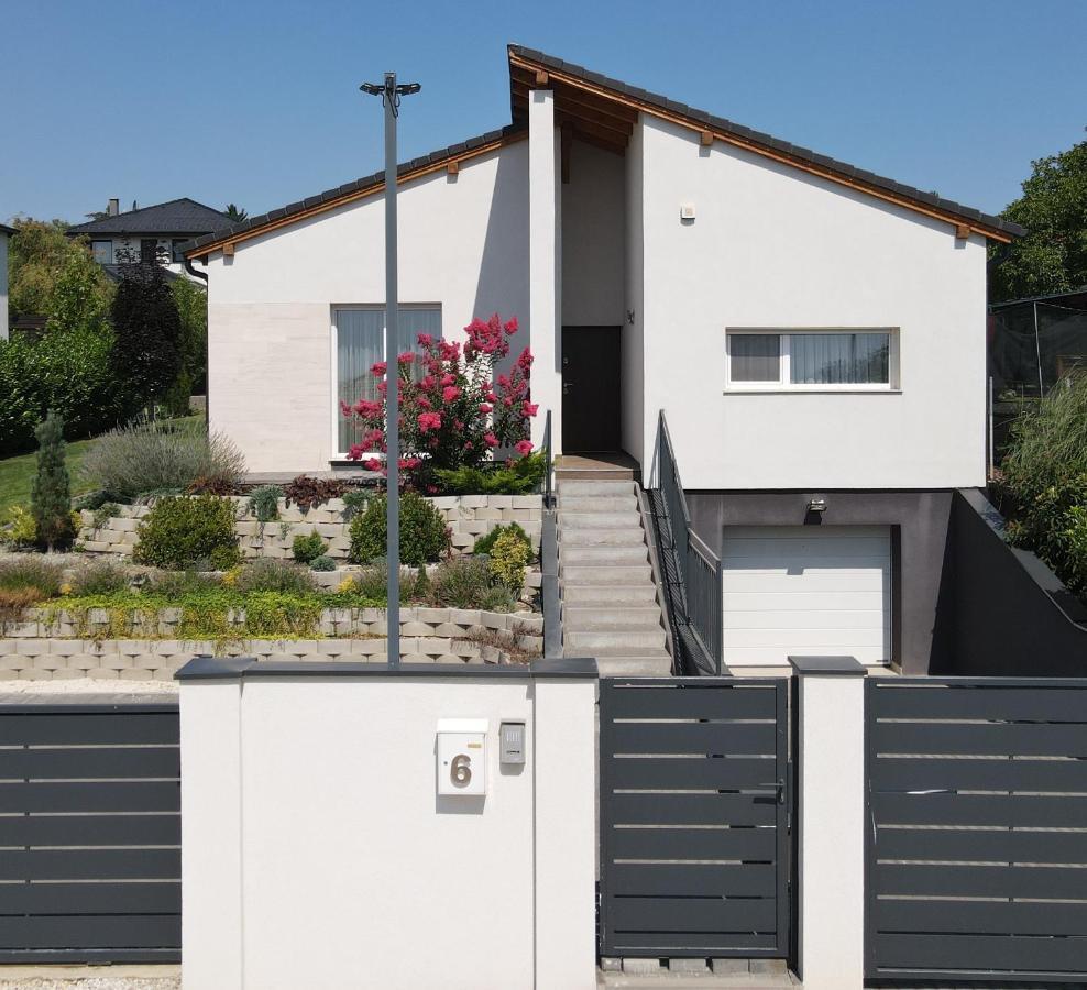 White Column House Apartment Diosd Luaran gambar