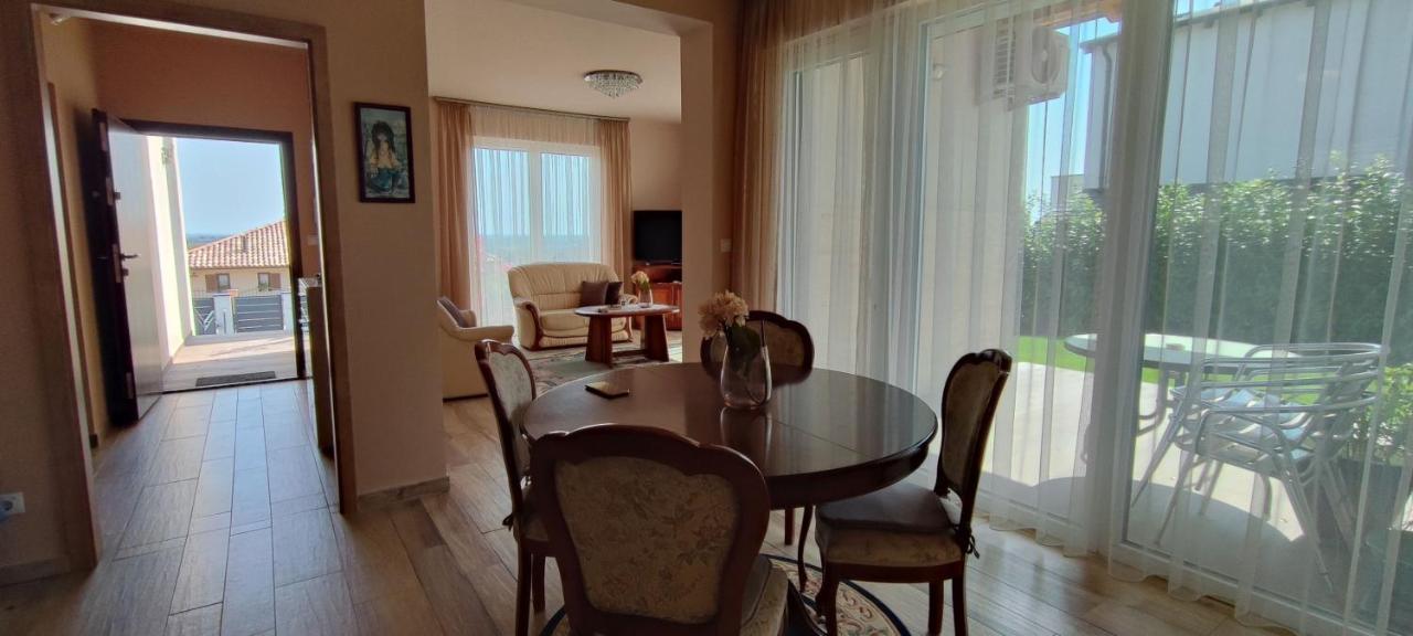 White Column House Apartment Diosd Luaran gambar