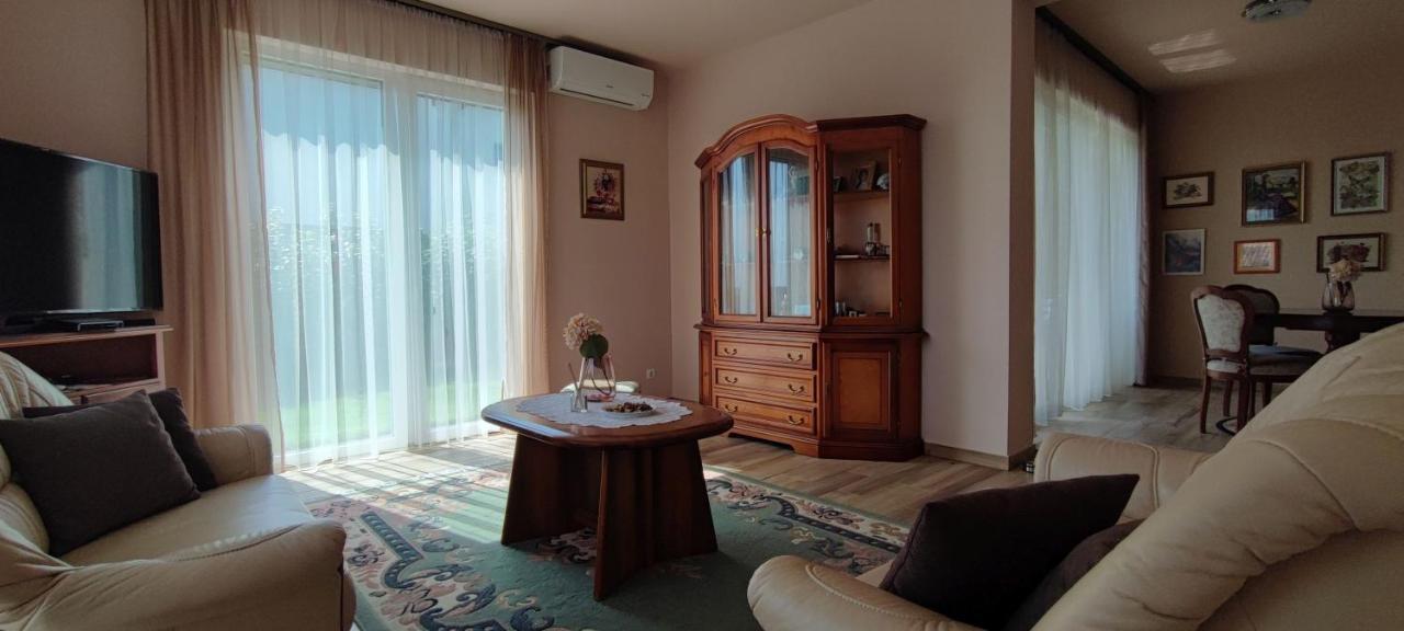 White Column House Apartment Diosd Luaran gambar