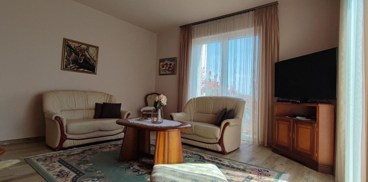 White Column House Apartment Diosd Luaran gambar