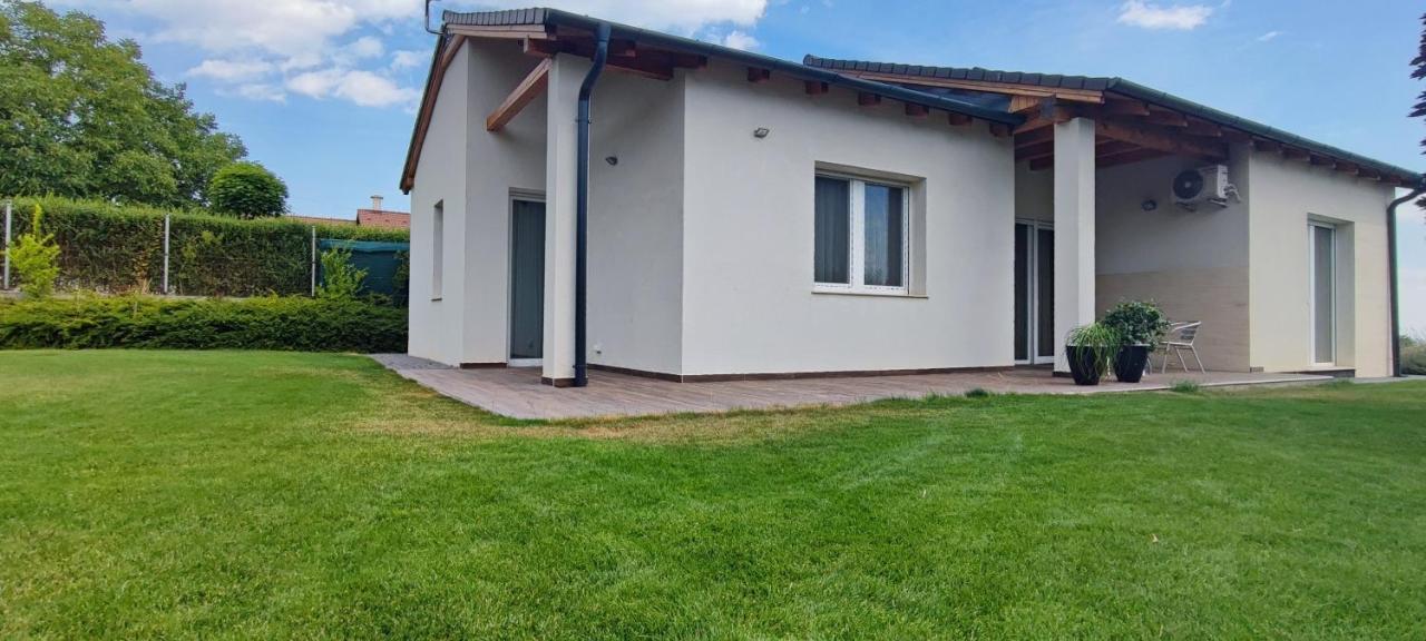 White Column House Apartment Diosd Luaran gambar
