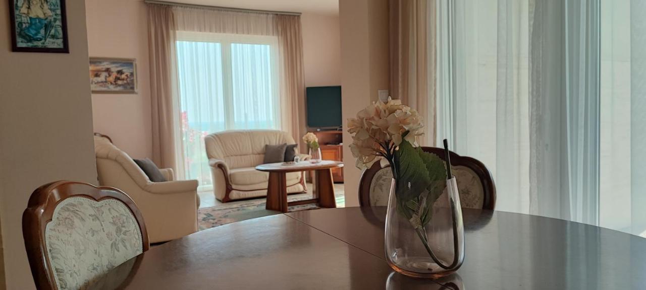 White Column House Apartment Diosd Luaran gambar