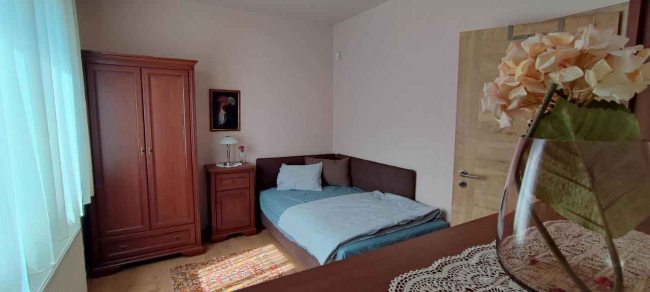 White Column House Apartment Diosd Luaran gambar