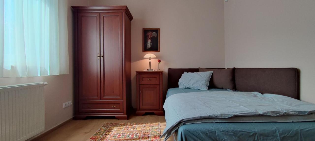 White Column House Apartment Diosd Luaran gambar