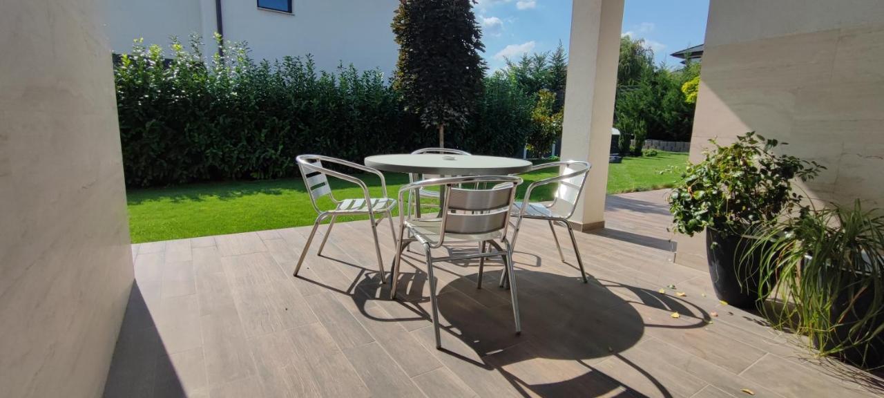 White Column House Apartment Diosd Luaran gambar